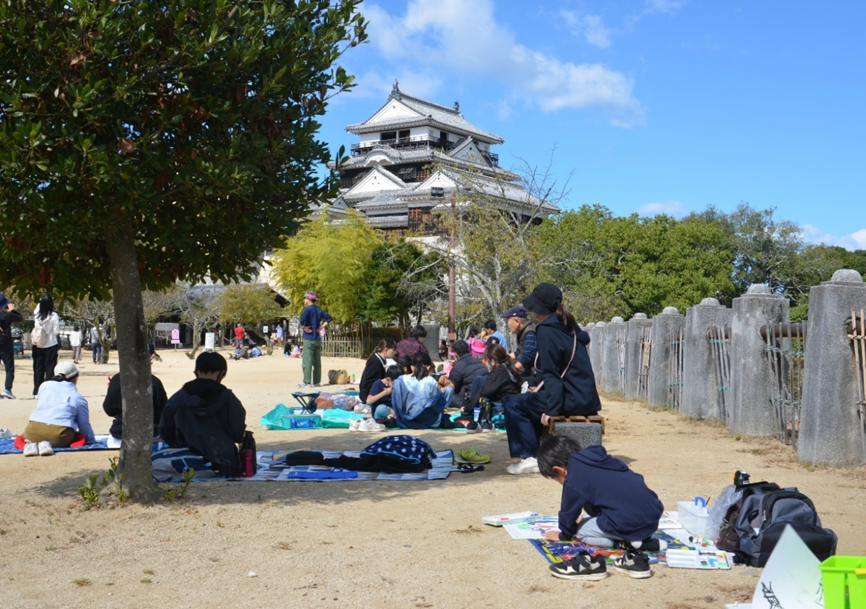 国宝のある太山寺で写生会を開催します。中学生以下が対象です。たくさんのご参加をお待ちしております。※写真は昨年度のものです（R5.10.21 松山城にて）　